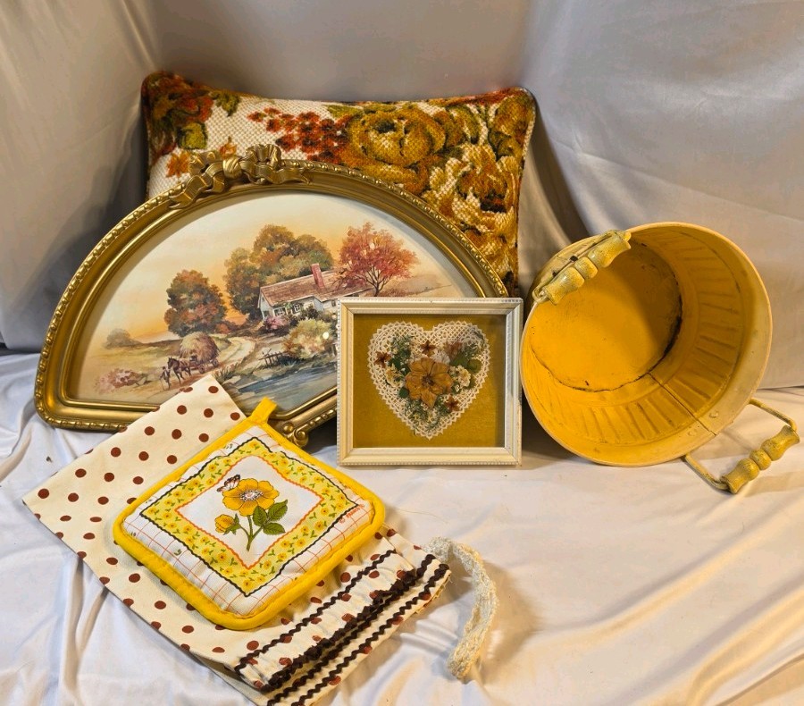 Vintage Decor & Kitchen Textiles Lot: Floral Pillow, Tapestry, Linens