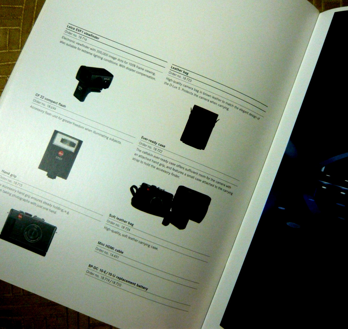 The Leica D Lux 5 camera , 28 page genuine publication, english. Superb!