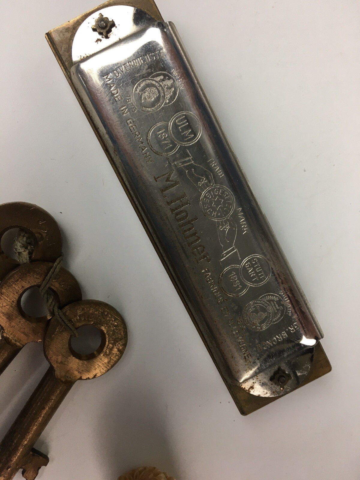 Mixed vintage lot – Hohner harmonica, Revlon, Eagle lock keys, Presbytarian coin