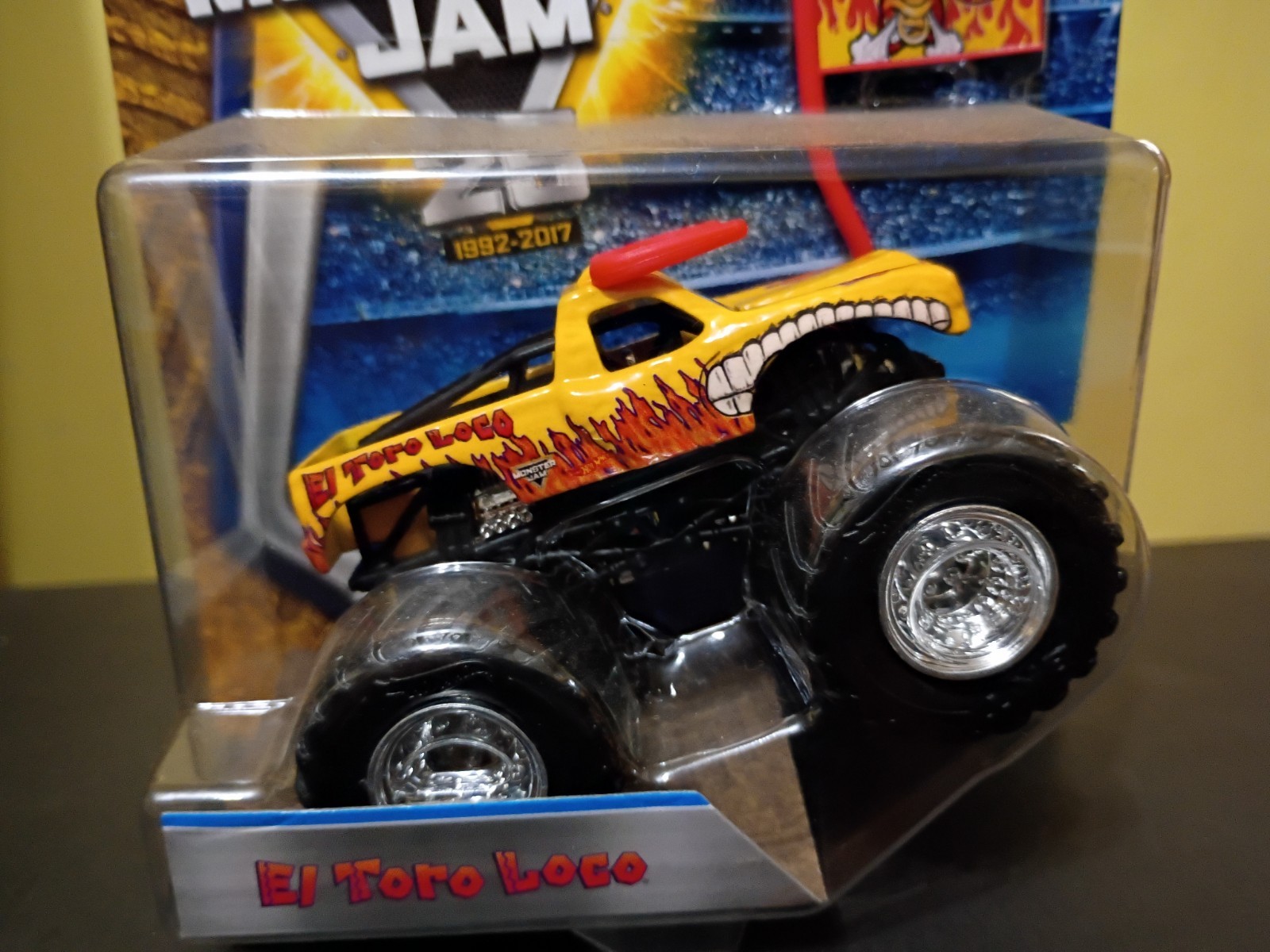 HOT WHEELS MONSTER JAM EL TORO LOCO CREATURES #1/10 INCLUDES TEAM FLAG!