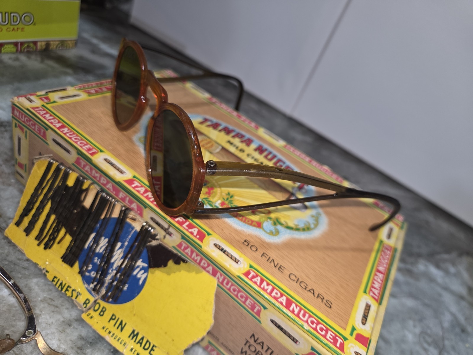 Tampa Nugget Cigar Box Lot w/ Trim Trio Tool, Combs, Eyeglasses, Sunglasses