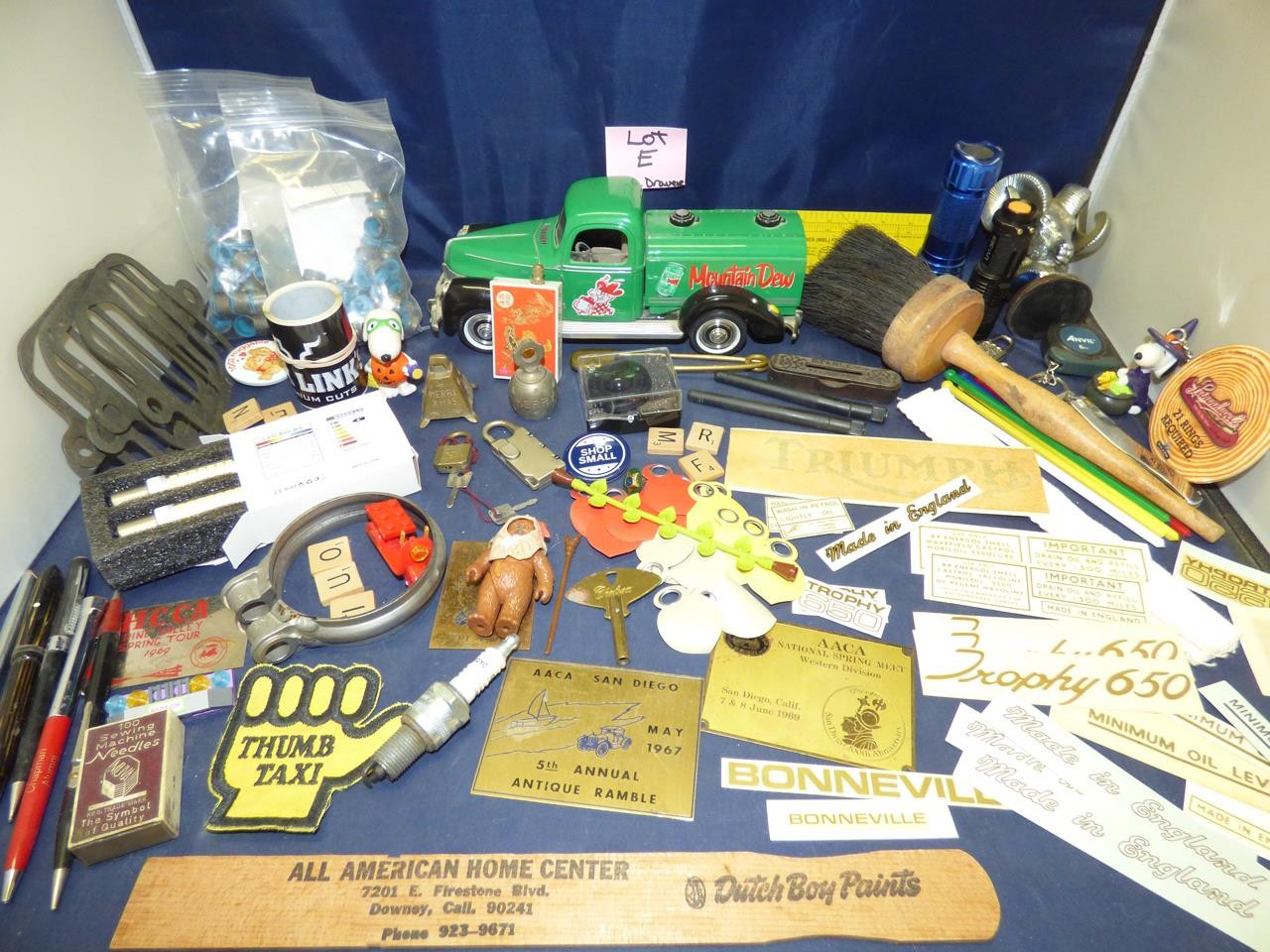 VINTAGE JUNK DRAWER LOT 200+ ITEMS (LOT E)