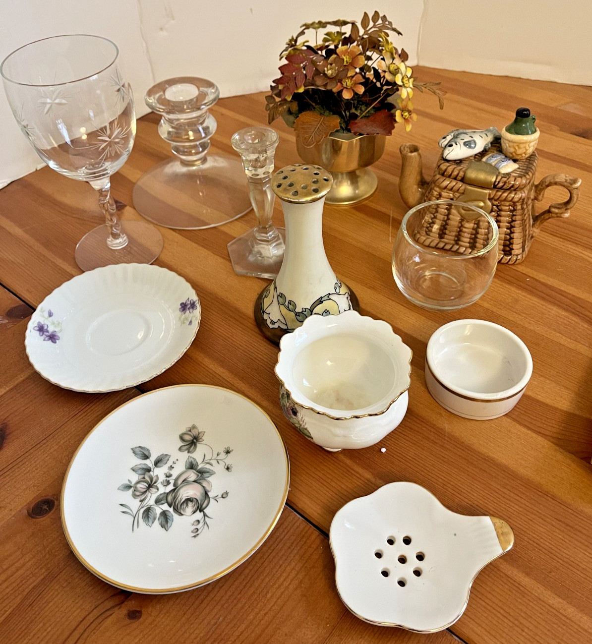 MIXED LOT OF 12 GLASS & PORCELAIN VINTAGE ITEMS-ANSELY,ROYAL DOULTON,ETC