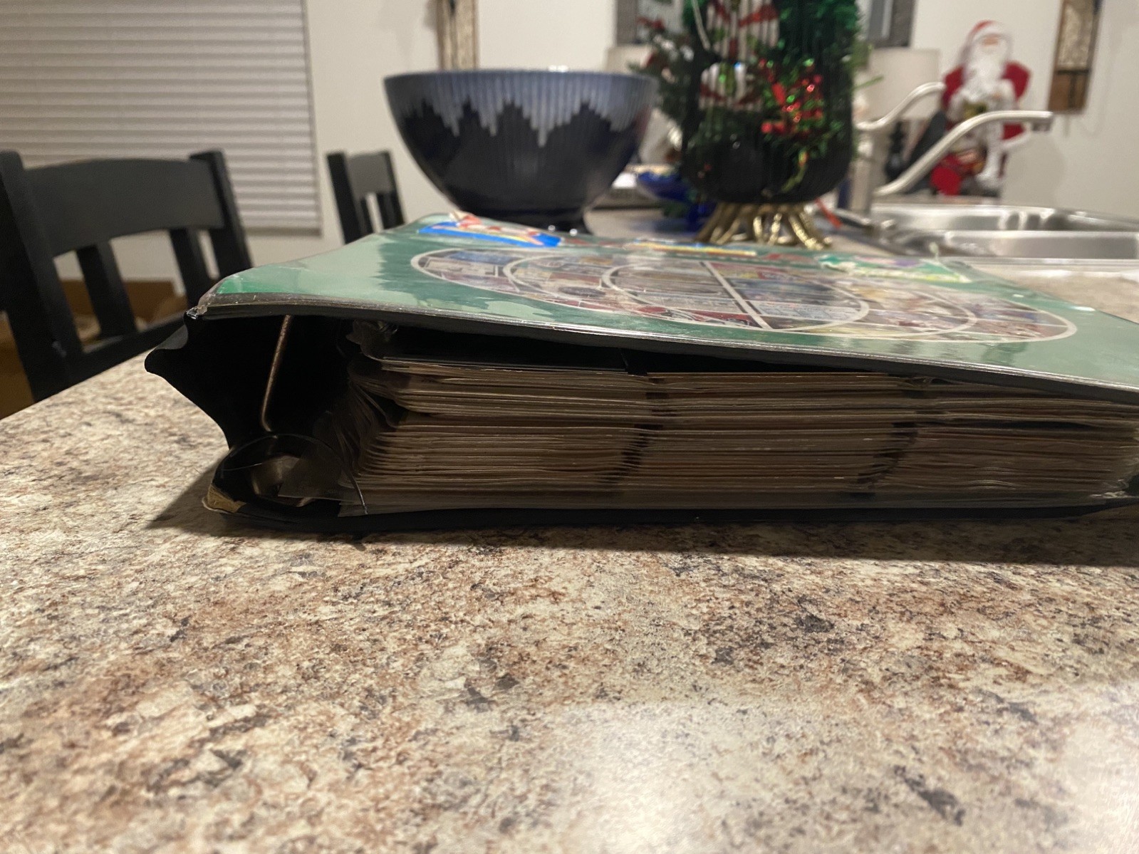 A whole binder of Baseball Cards from 1980-1990s (approx. 500 cards) retro