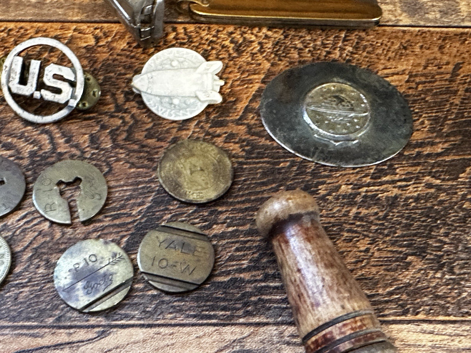 JUNK DRAWER LOT PEPSI SODA FOUNTAIN GLASS AIRLINE WHISKY BOTTLES TOKENS RAZOR