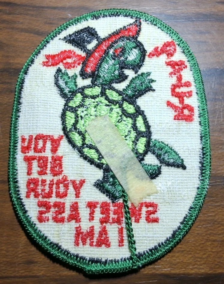 VINTAGE 1970S JOKE FUNNY 3.5″ PATCH CREST BADGE BET YOUR SWEET ASS TURTLE