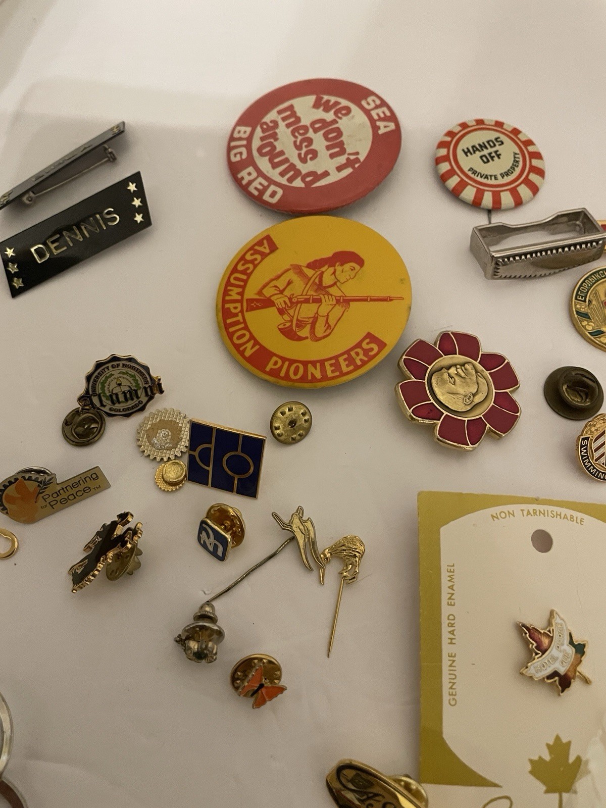 JUNK DRAWER LOT VINTAGE TO MODERN COINS UNTESTED WATCHES PINS KEYS JEWELRY +MORE