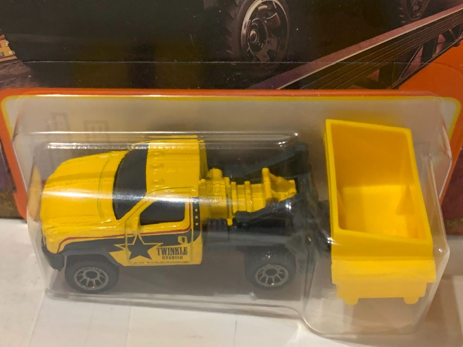 MATCHBOX MBX GARBAGE SCOUT WITH DUMPSTER. YELLOW/BLACK ON CARD
