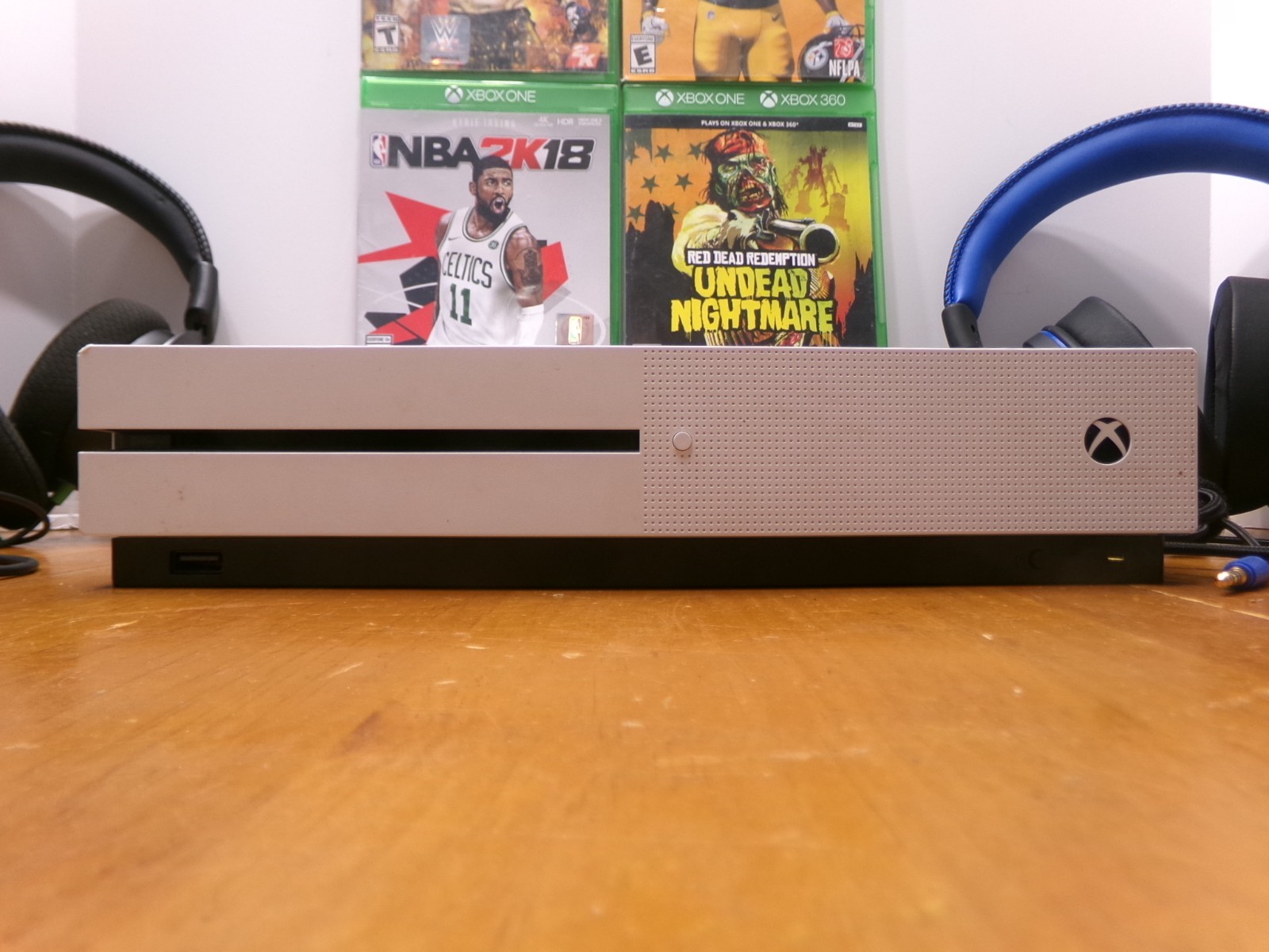 XBOX ONE S WHITE VERSION + HEADPHONES & 4 COOL GAMES NONE TESTED GREAT FOR PARTS