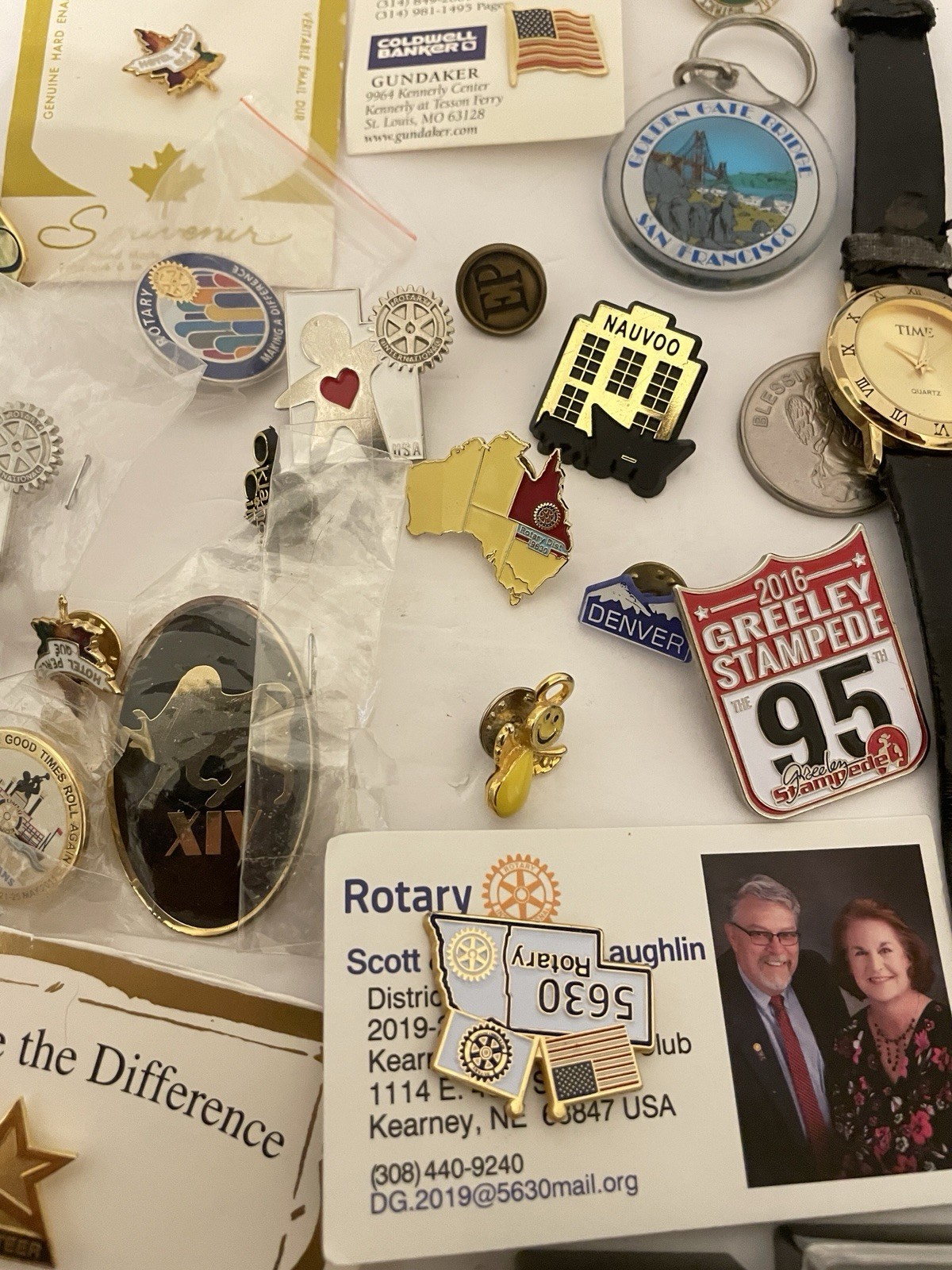 JUNK DRAWER LOT VINTAGE TO MODERN COINS UNTESTED WATCHES PINS KEYS JEWELRY +MORE