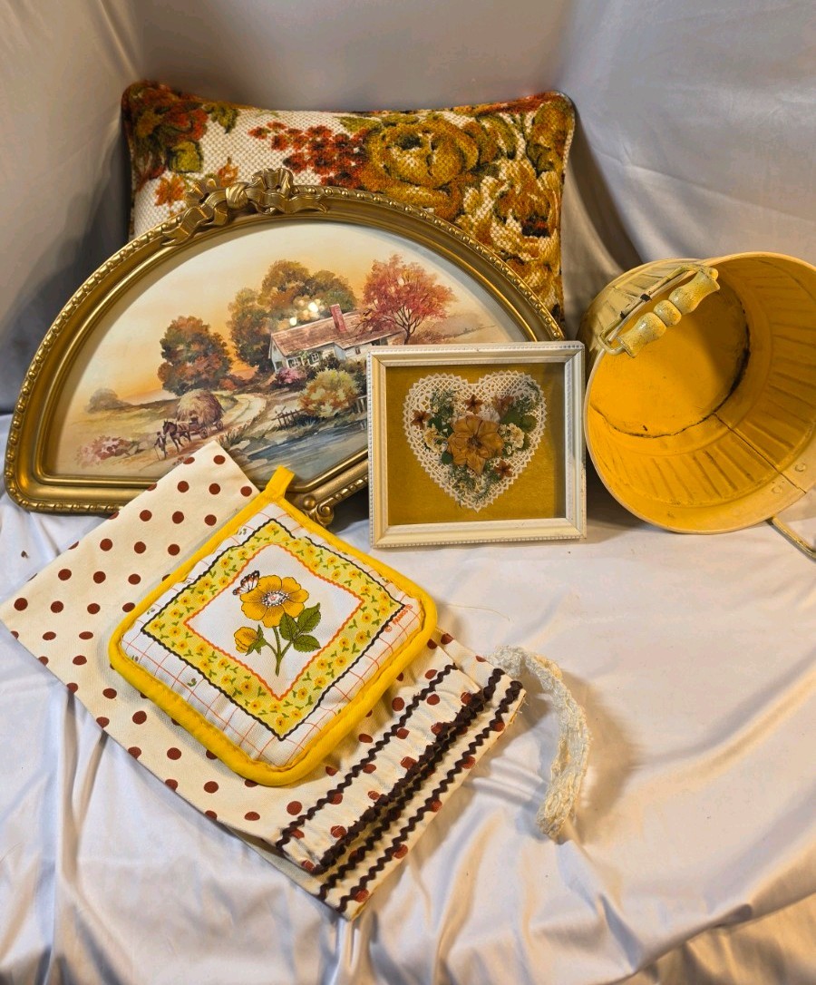 Vintage Decor & Kitchen Textiles Lot: Floral Pillow, Tapestry, Linens