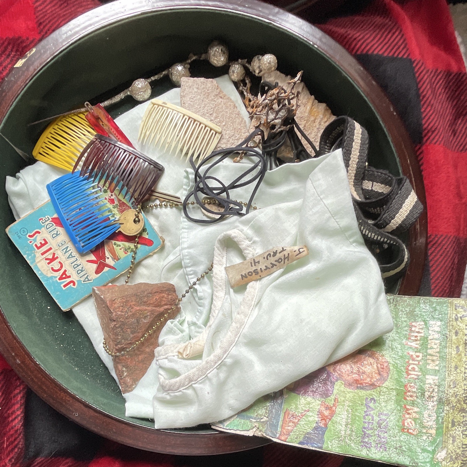 Lot Pennhurst Asylum: Mixed Vintage Lot: Mini Books, Keys, Buttons, Combs, night