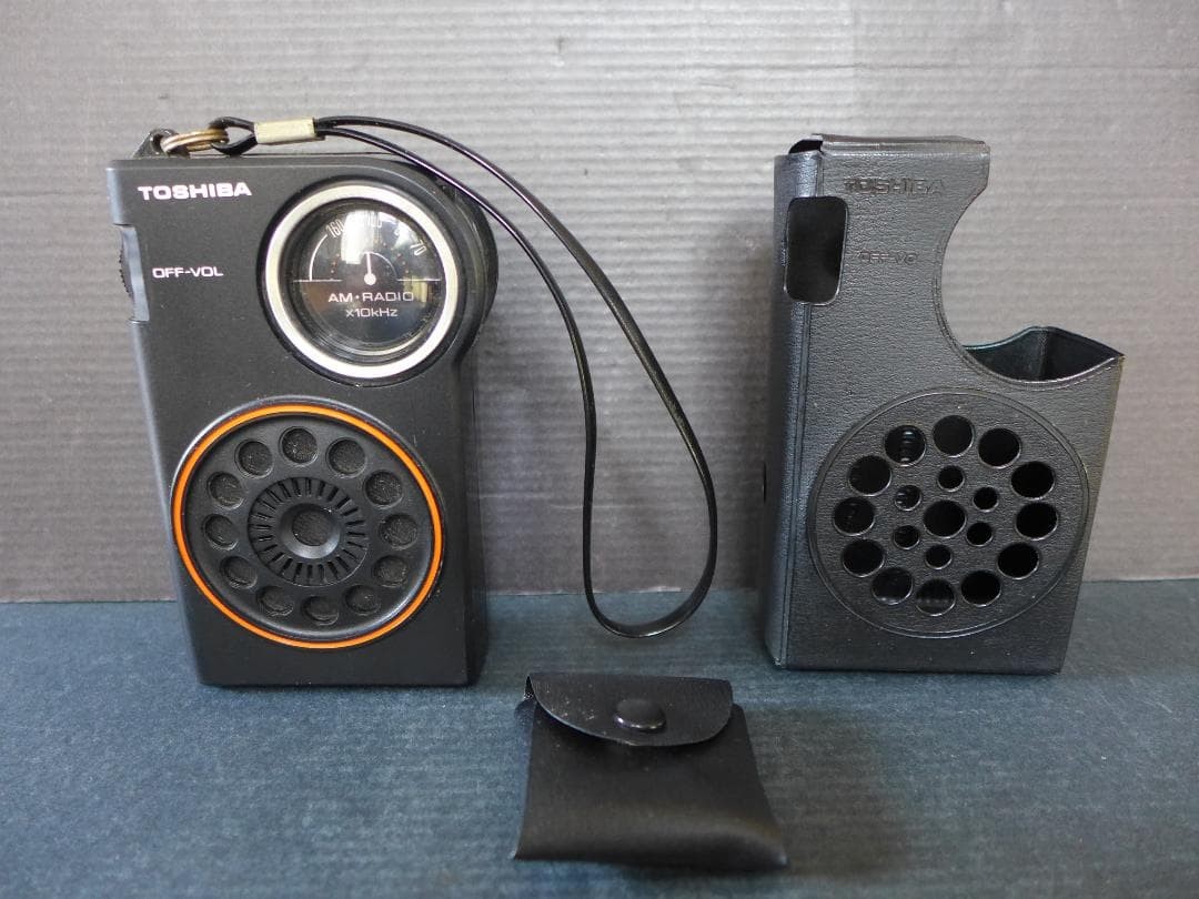 Period item [Good condition/audible item] TOSHIBA Portable AM ​​Radio RP-82