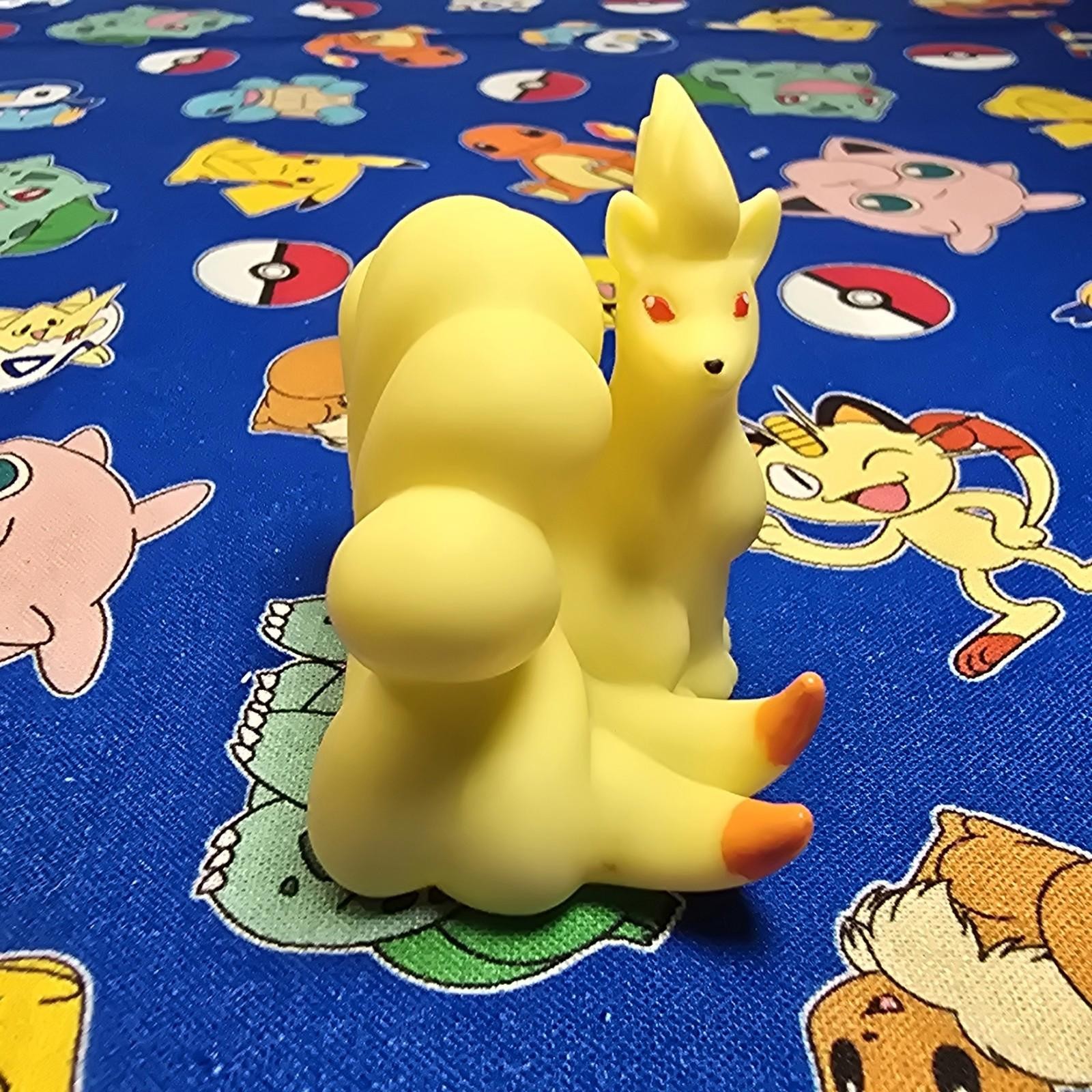 Pokemon Ninetales Yellow Figure Finger Puppet 1997 Bandai Nintendo Vintage USA