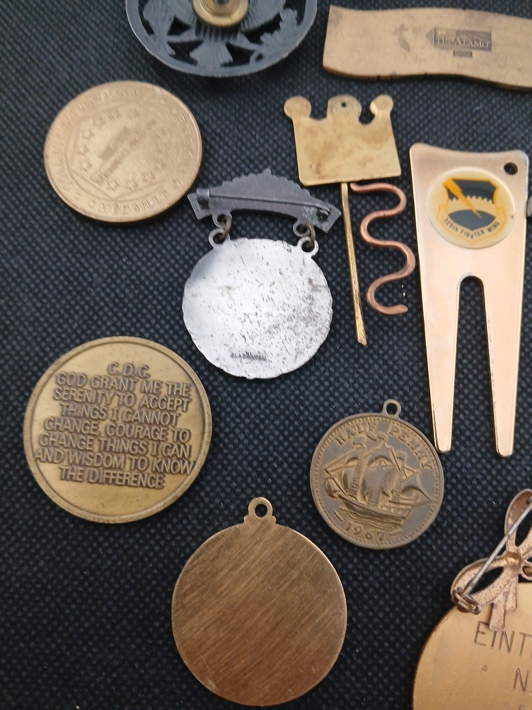 LOT OF GRANDPA’S vintage Souvenir coins pins Keychains collection
