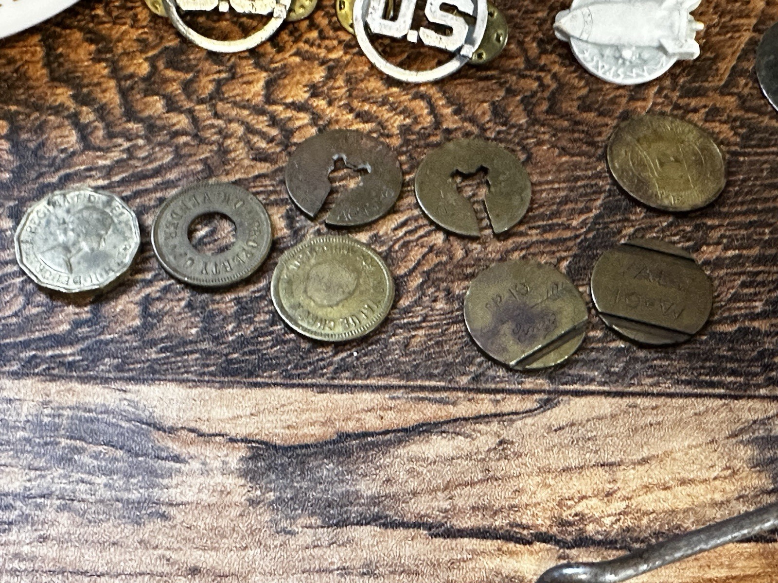 JUNK DRAWER LOT PEPSI SODA FOUNTAIN GLASS AIRLINE WHISKY BOTTLES TOKENS RAZOR