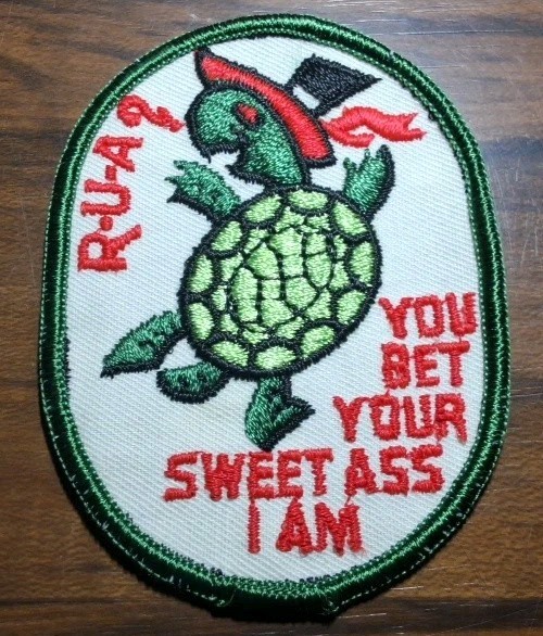 VINTAGE 1970S JOKE FUNNY 3.5″ PATCH CREST BADGE BET YOUR SWEET ASS TURTLE