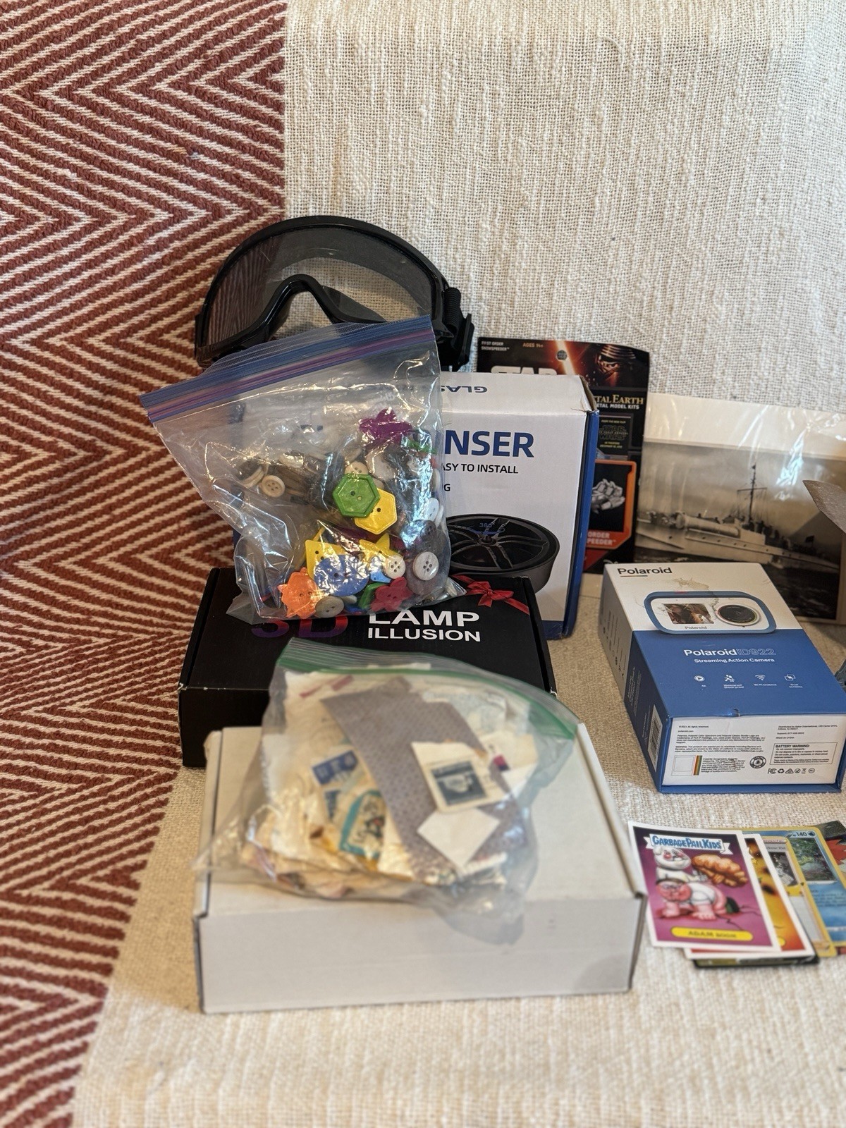 Vintage curiosity lot – Madagazines Sar Wars, Pokemon cards, polaroid, ephemeral