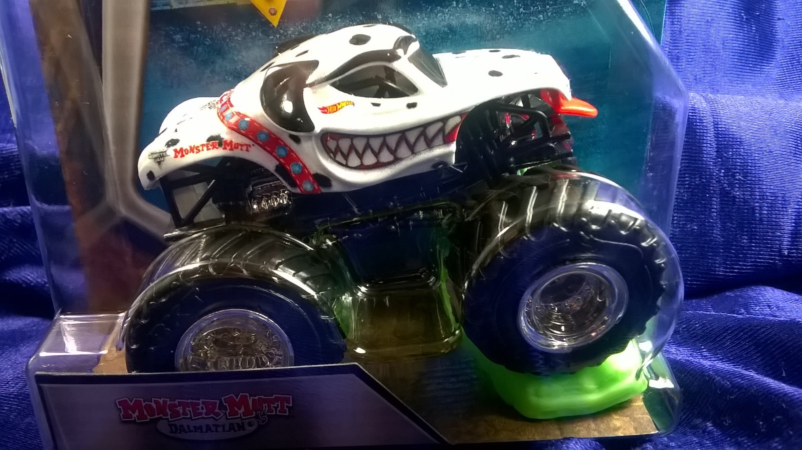 HOT WHEELS MONSTER JAM MONSTER MUTT DALMATIAN INCLUDES RE-CRUSHABLE CAR