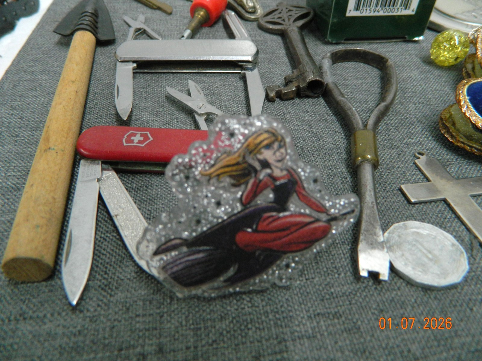 VTG JUNK DRAWER LOT PENS COINS KEYS KNIVES SUNGLASSES BOLO CLASP RING WATCH ECT