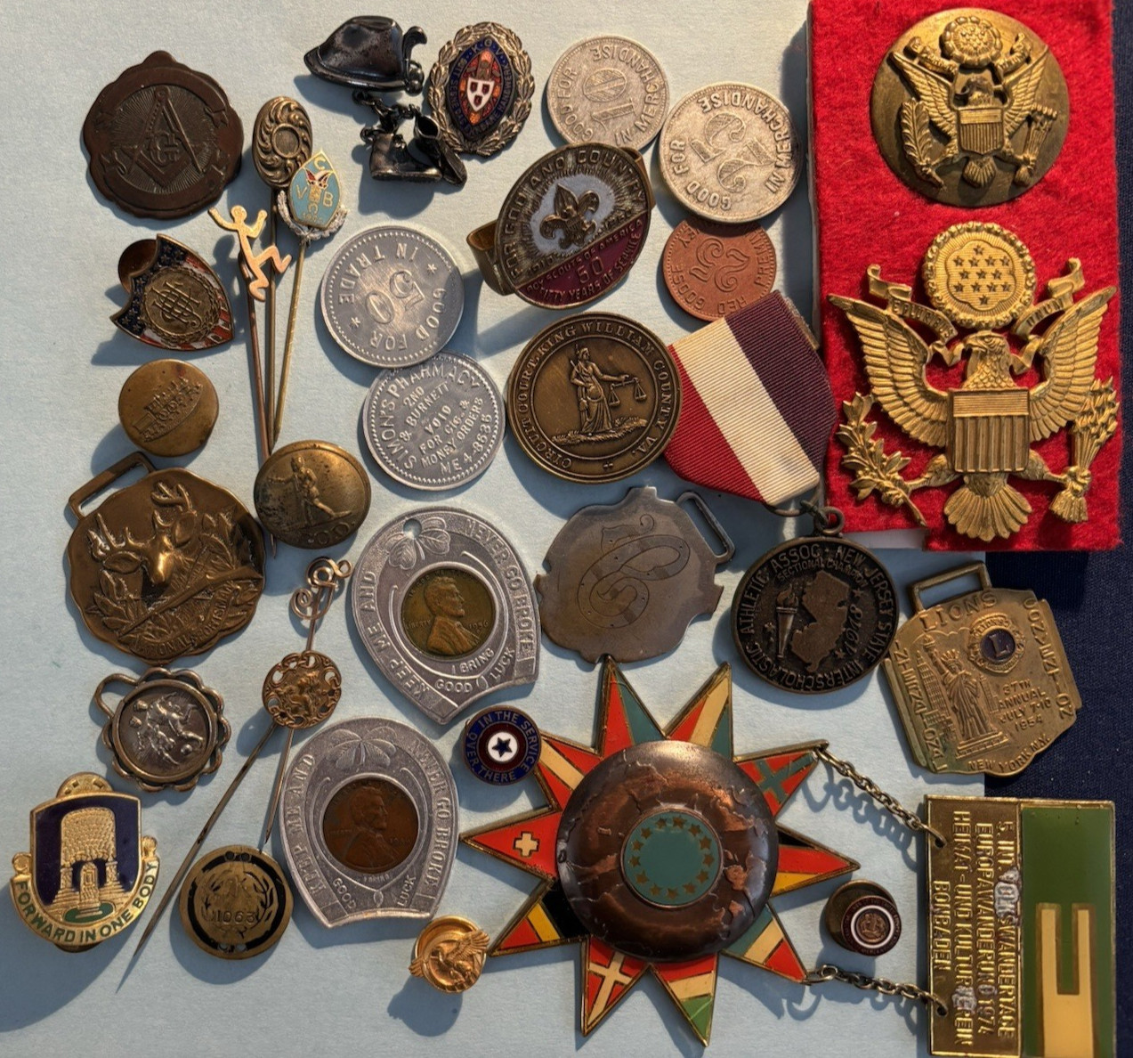 OLD ADVERTISING FOB BADGE TRADE SOCIETY TOKEN ENCASED COIN MILITARY METAL ITEMS