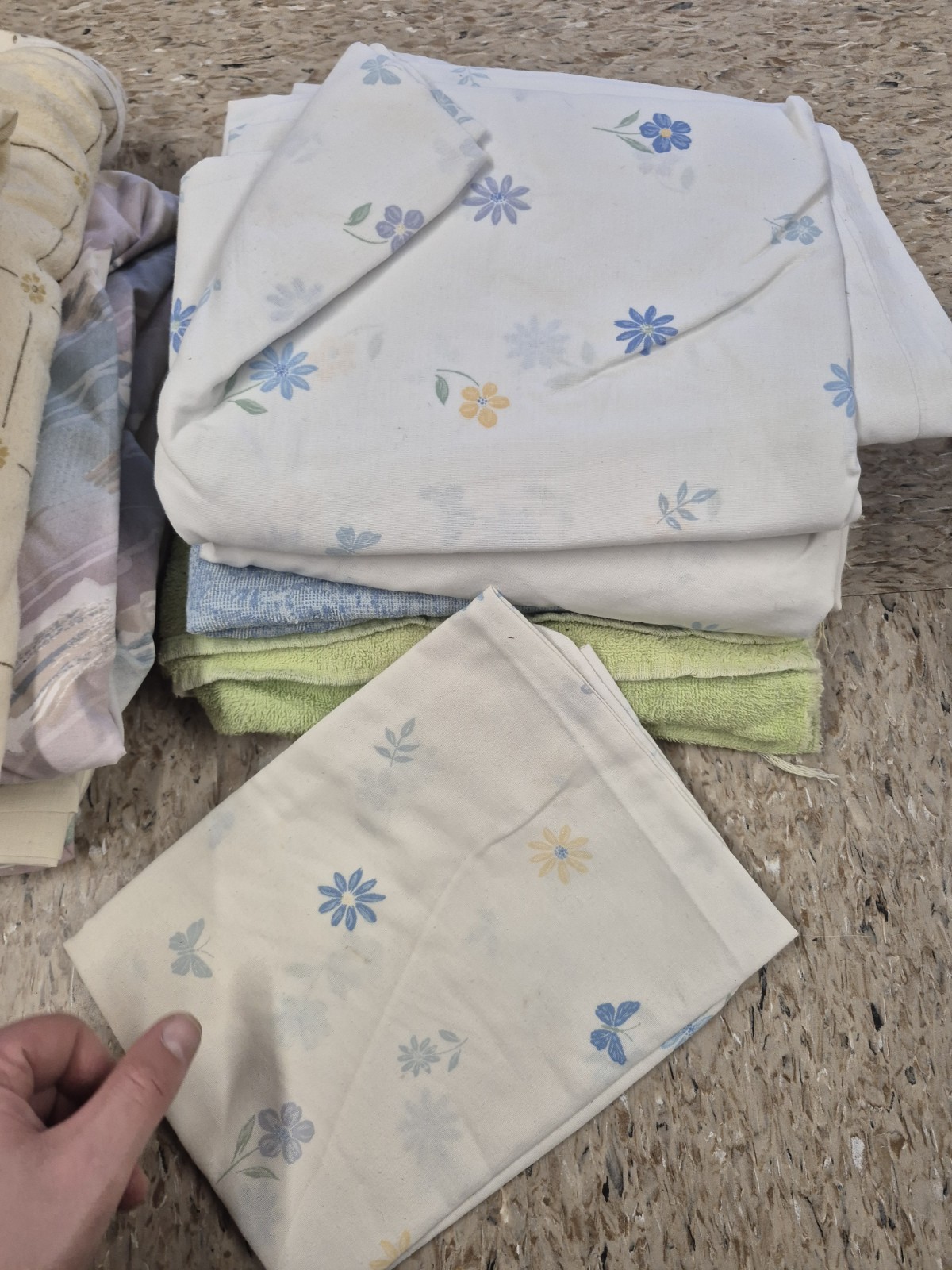 Bulk lot of Vintage Linens Bed Sheets Pillowcases Towels MCM Grandmas Closet