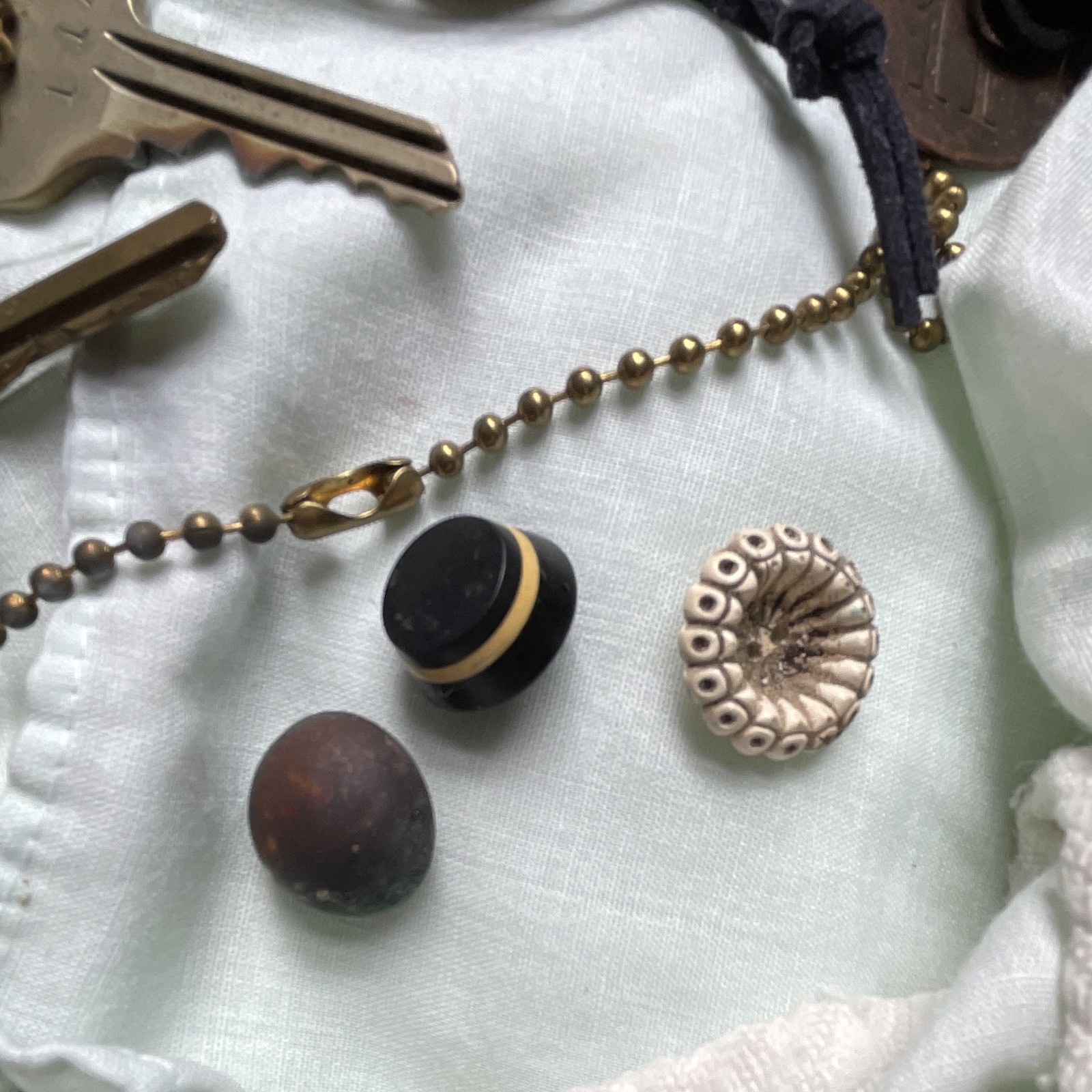 Lot Pennhurst Asylum: Mixed Vintage Lot: Mini Books, Keys, Buttons, Combs, night
