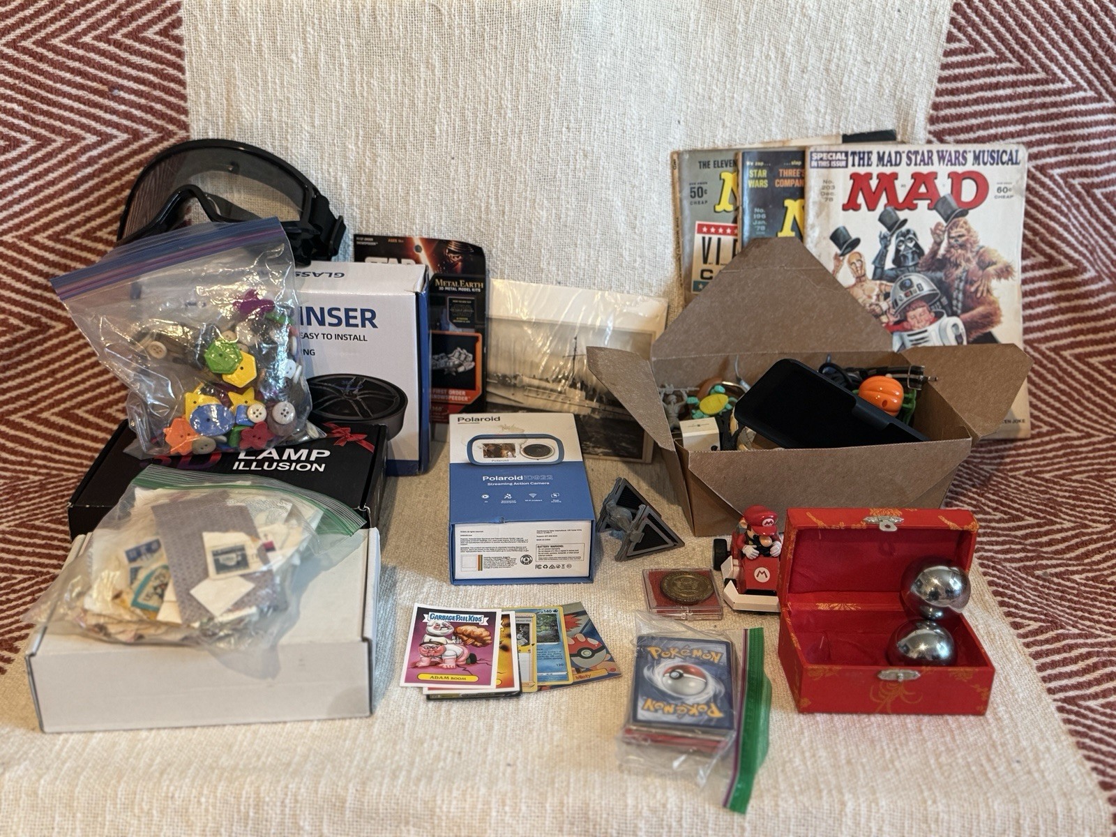 Vintage curiosity lot – Madagazines Sar Wars, Pokemon cards, polaroid, ephemeral