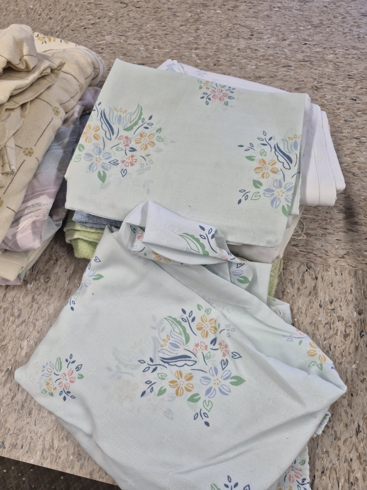 Bulk lot of Vintage Linens Bed Sheets Pillowcases Towels MCM Grandmas Closet