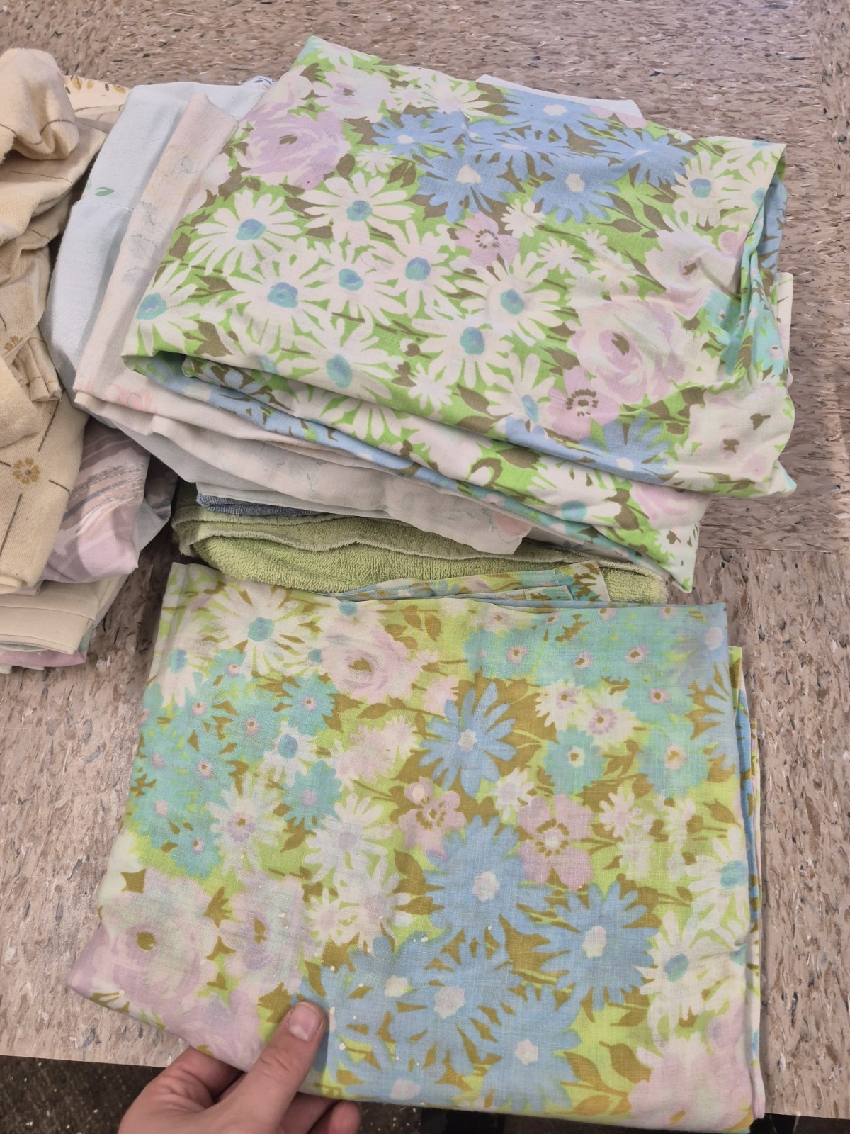 Bulk lot of Vintage Linens Bed Sheets Pillowcases Towels MCM Grandmas Closet