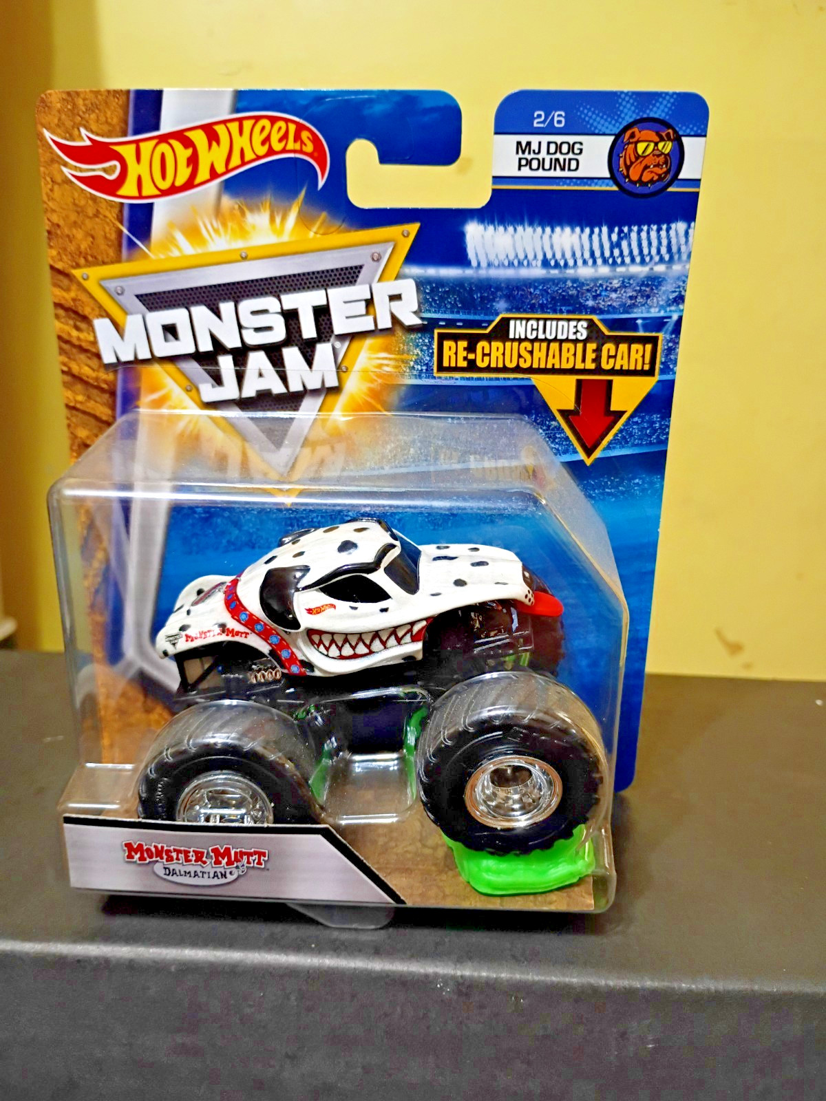 HOT WHEELS MONSTER JAM MONSTER MUTT DALMATIAN INCLUDES RE-CRUSHABLE CAR!