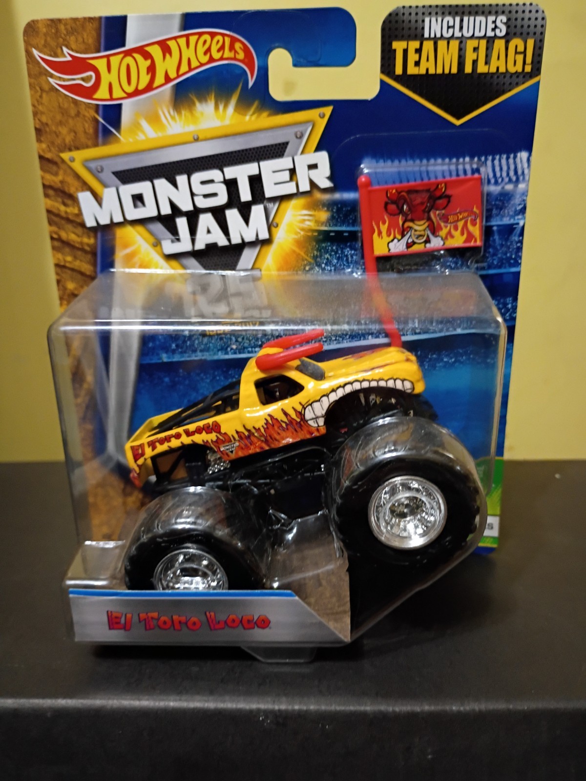 HOT WHEELS MONSTER JAM EL TORO LOCO CREATURES #1/10 INCLUDES TEAM FLAG!