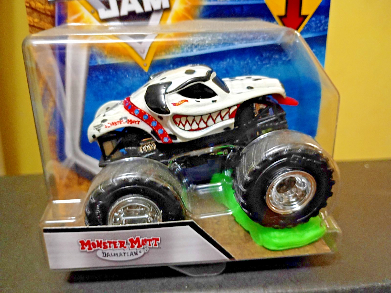 HOT WHEELS MONSTER JAM MONSTER MUTT DALMATIAN INCLUDES RE-CRUSHABLE CAR!