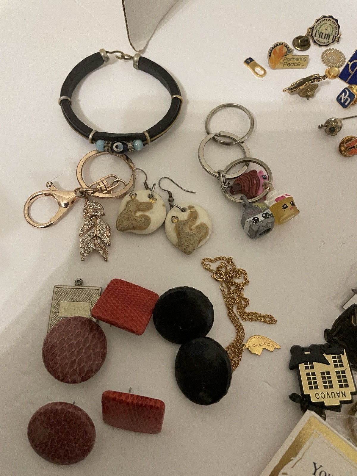 JUNK DRAWER LOT VINTAGE TO MODERN COINS UNTESTED WATCHES PINS KEYS JEWELRY +MORE