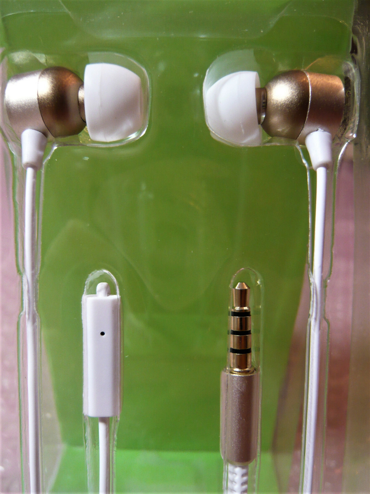 Earbuds Sport Headset 3.5mm SCHOKING SUPER BASS Stereo w/microphone.NEW !