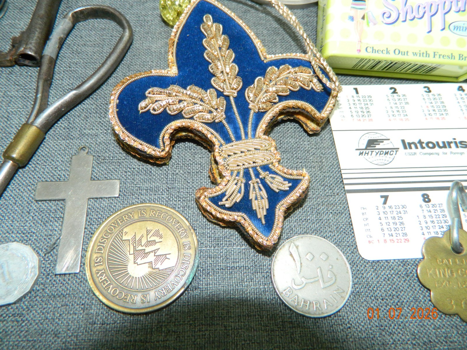 VTG JUNK DRAWER LOT PENS COINS KEYS KNIVES SUNGLASSES BOLO CLASP RING WATCH ECT
