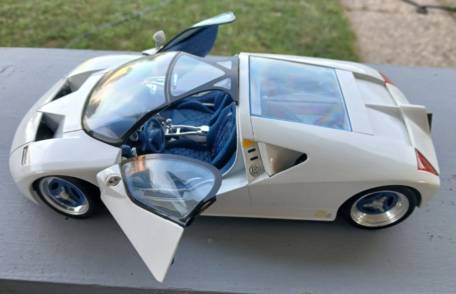 Maisto Ford GT 90/ White /Diecast / Thailand / Scale 1/18