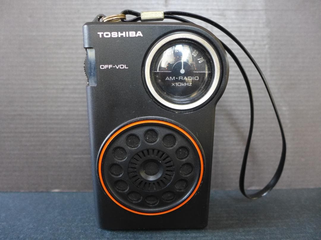 Period item [Good condition/audible item] TOSHIBA Portable AM ​​Radio RP-82