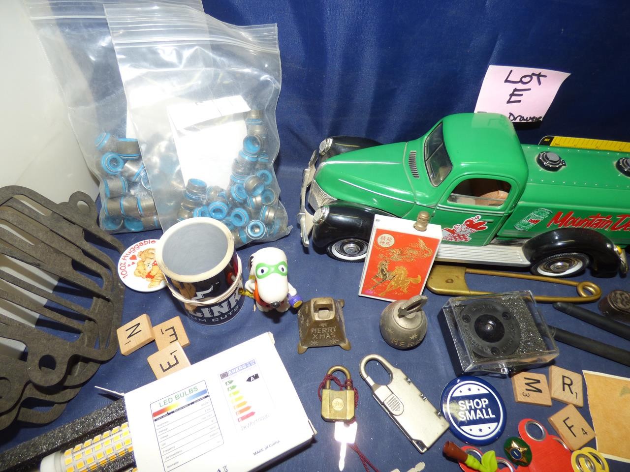 VINTAGE JUNK DRAWER LOT 200+ ITEMS (LOT E)