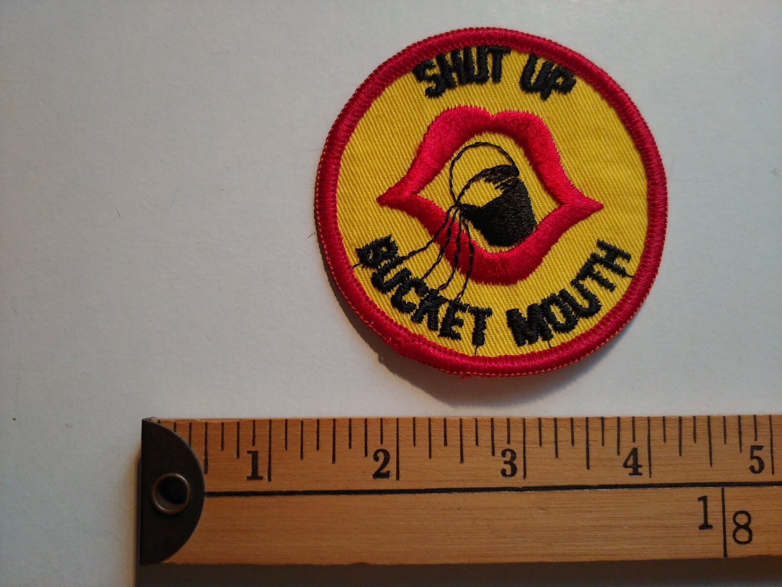 70S VINTAGE RARE JOKE FUNNY PATCH CREST BADGE SHUT UP BUCKET MOUTH