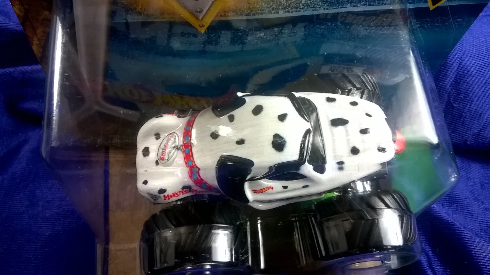 HOT WHEELS MONSTER JAM MONSTER MUTT DALMATIAN INCLUDES RE-CRUSHABLE CAR