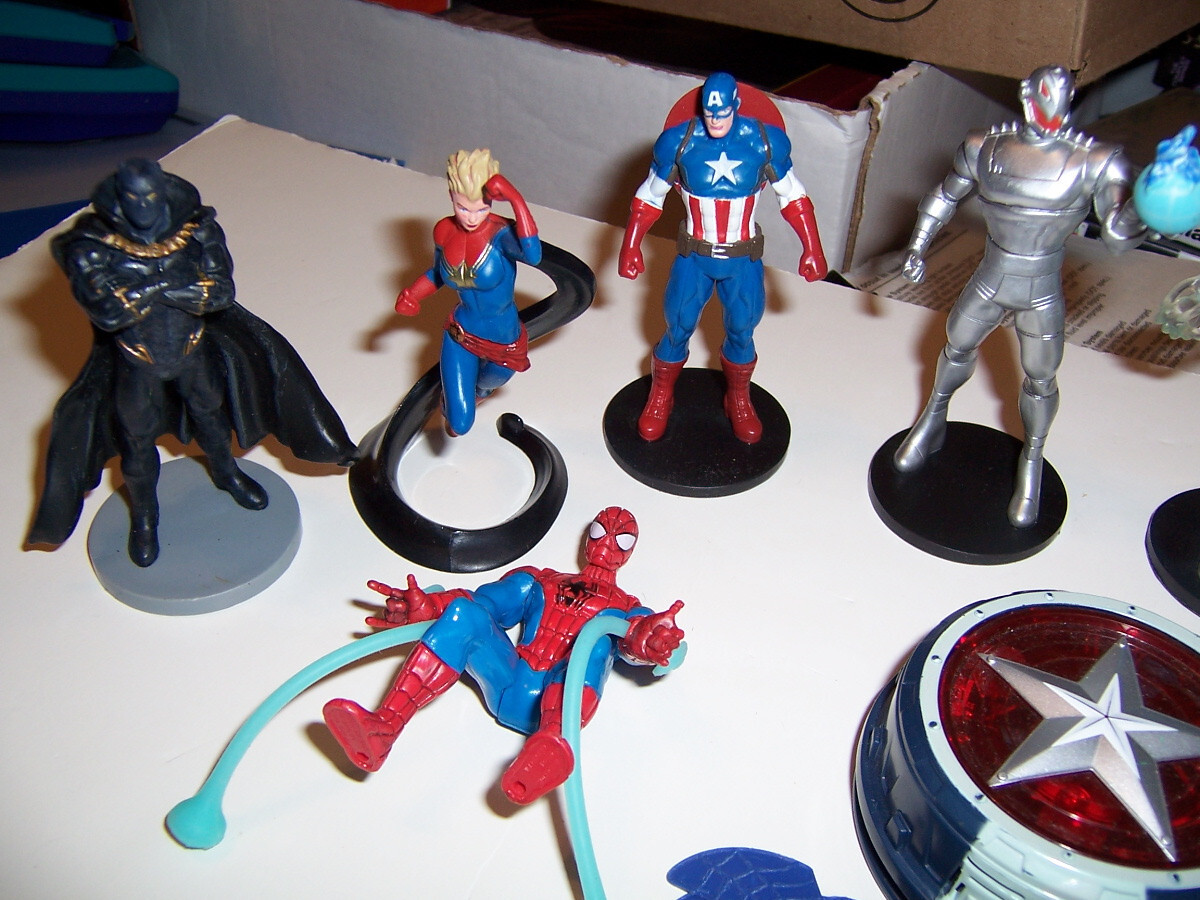Lot Marvel Small Figures Captain America Iron Man Ultron SpiderMan Black Panther
