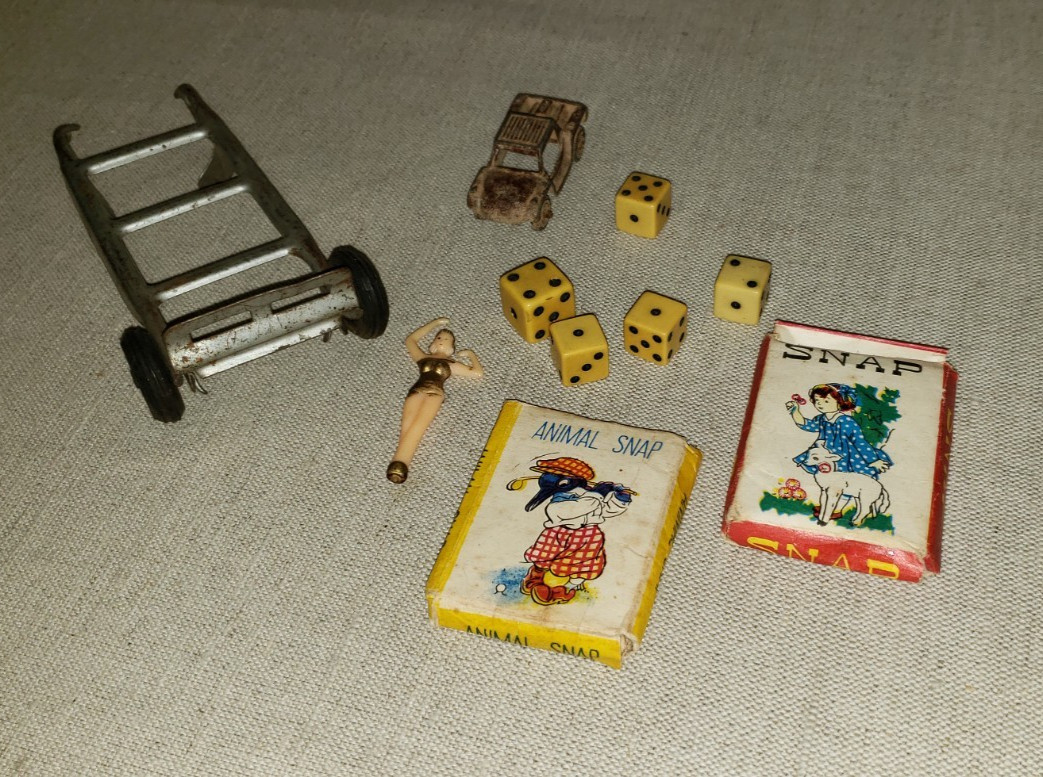 VTG CIGAR BOX FINDS MILITARY JEWELRY BUCKLES RANDOM OLD STUFF SEE DESCRIPTION
