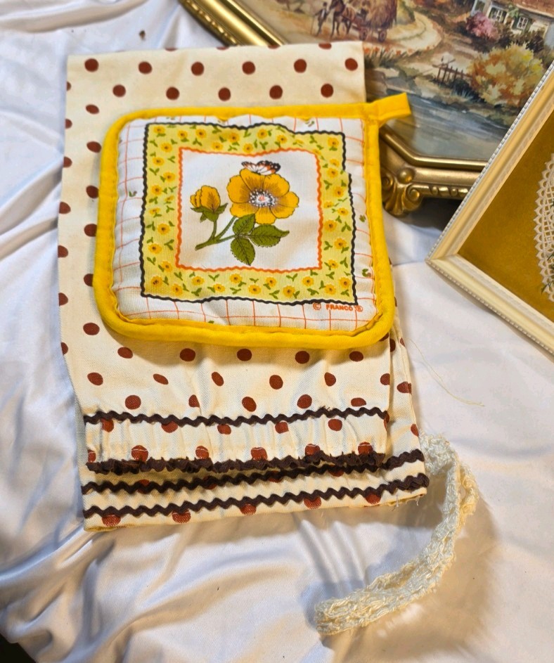 Vintage Decor & Kitchen Textiles Lot: Floral Pillow, Tapestry, Linens