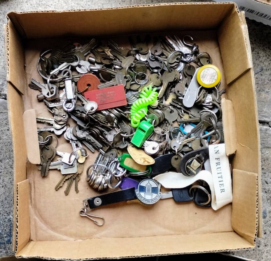 2 pounds “Junk Drawer lot” – Old to new items – Bulk mix – See Description-# GTW