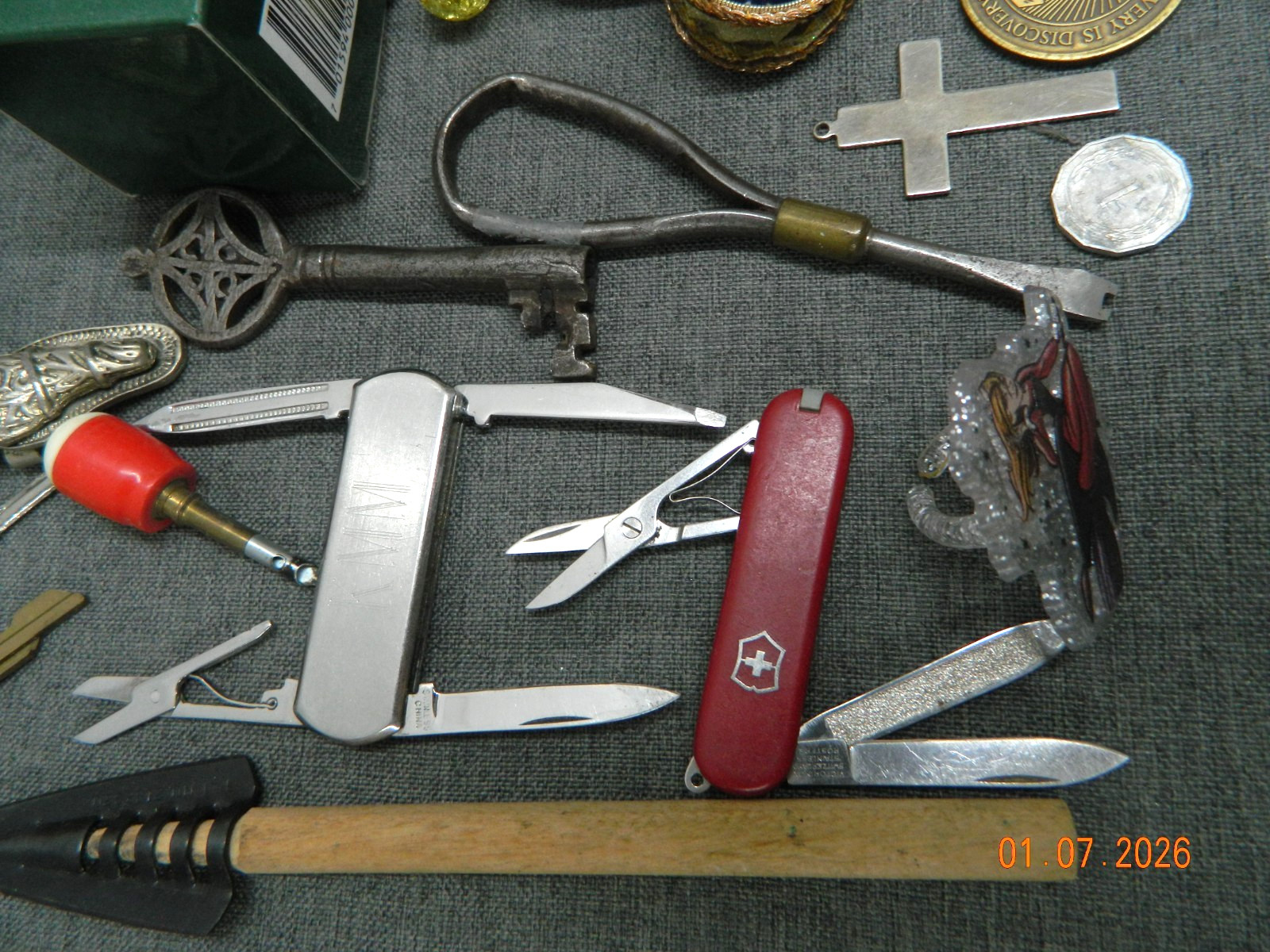 VTG JUNK DRAWER LOT PENS COINS KEYS KNIVES SUNGLASSES BOLO CLASP RING WATCH ECT