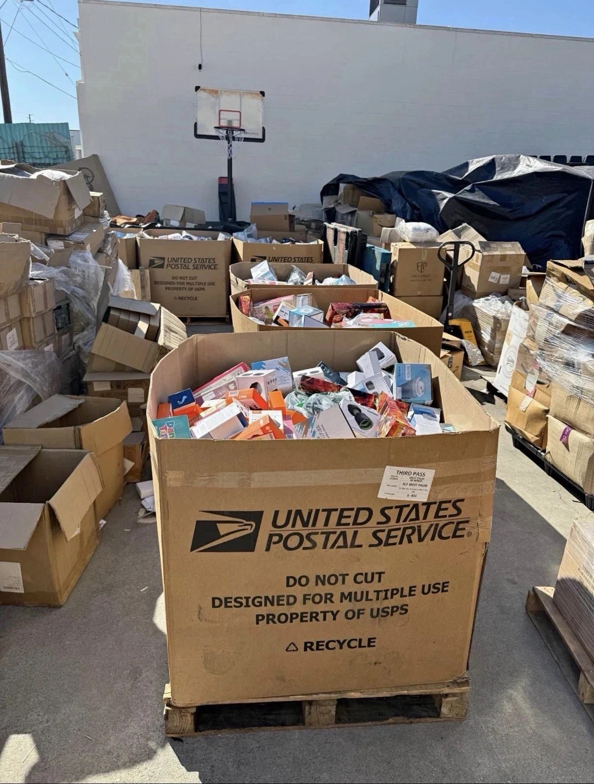 Brand New Liquidation Box from Amazon and Best Buy- Large