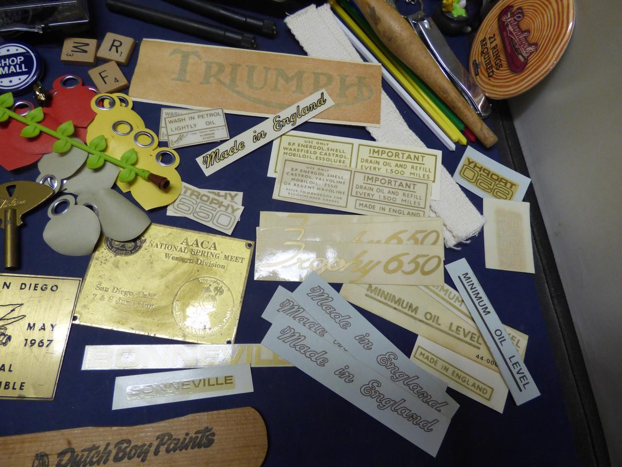 VINTAGE JUNK DRAWER LOT 200+ ITEMS (LOT E)
