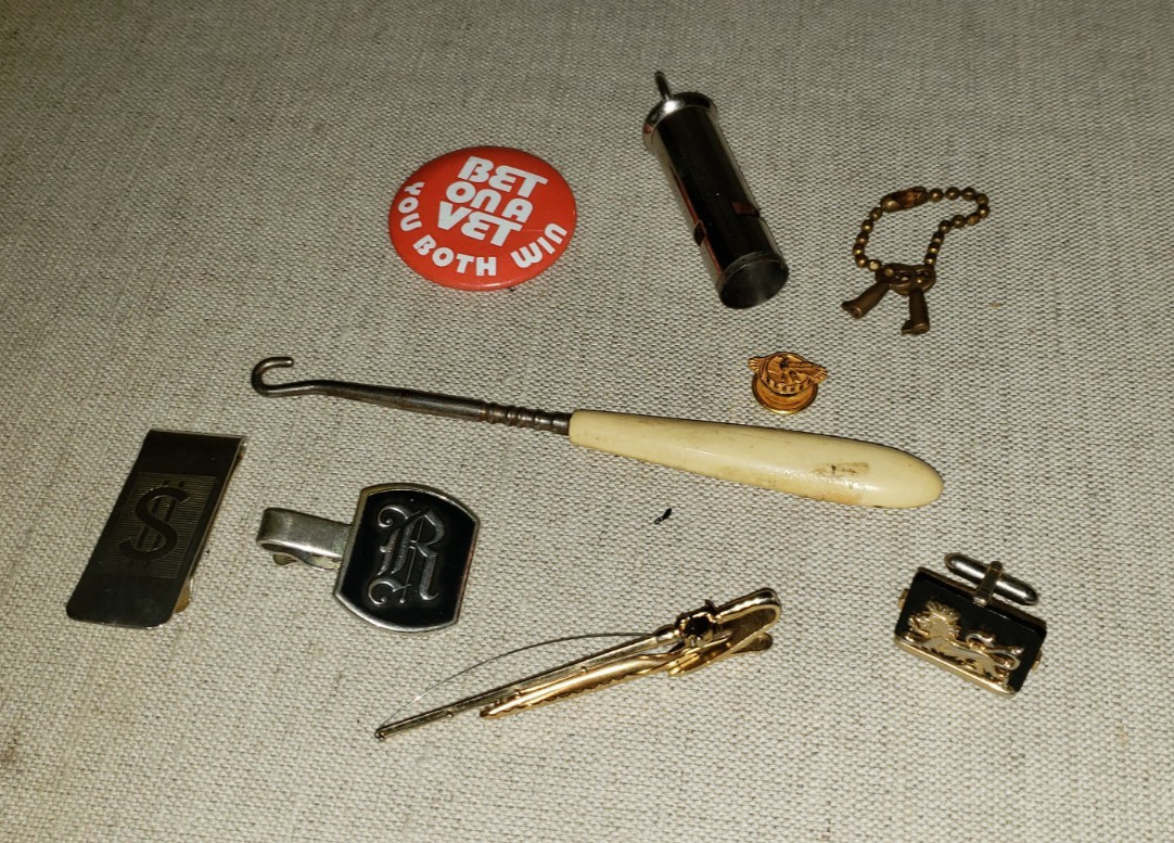 VTG CIGAR BOX FINDS MILITARY JEWELRY BUCKLES RANDOM OLD STUFF SEE DESCRIPTION