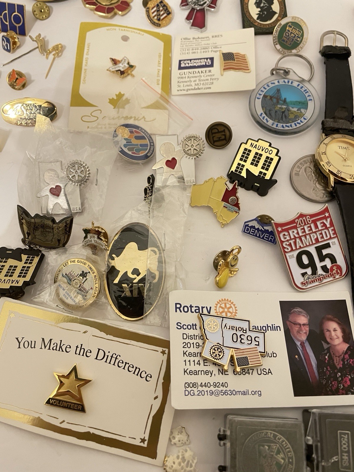 JUNK DRAWER LOT VINTAGE TO MODERN COINS UNTESTED WATCHES PINS KEYS JEWELRY +MORE